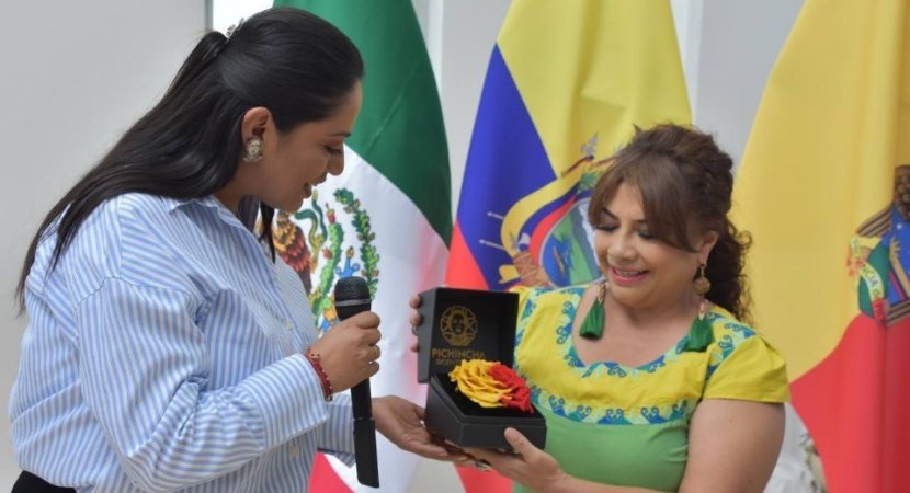 [MVS Noticias] Recibe Clara Brugada respaldo de Susana Harp, Regina Orozco y Paola Pabón de cara al 2 de Junio